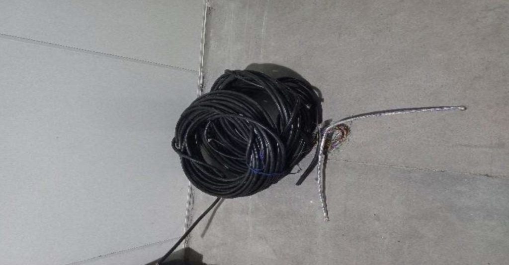 Ladrão furta 30kg de fios elétricos de terreno em Ilhota