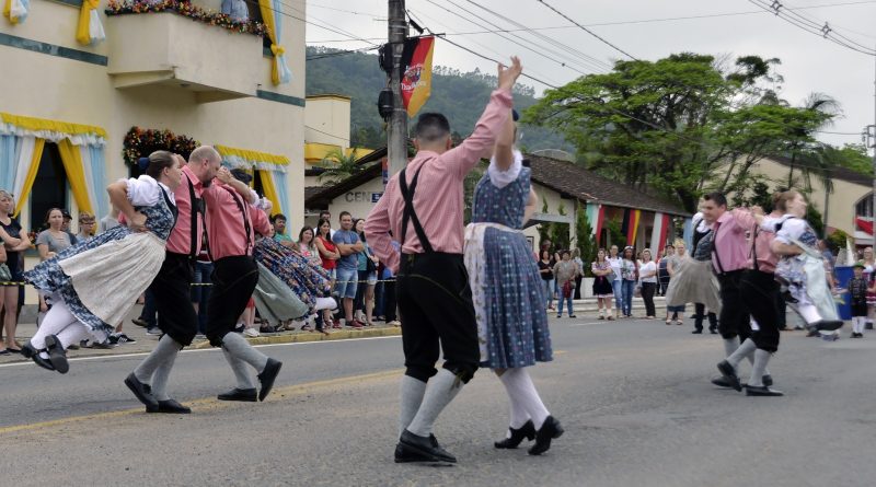 Desfile alegórico da Festa das Tradições 2023 acontece neste domingo em Benedito Novo