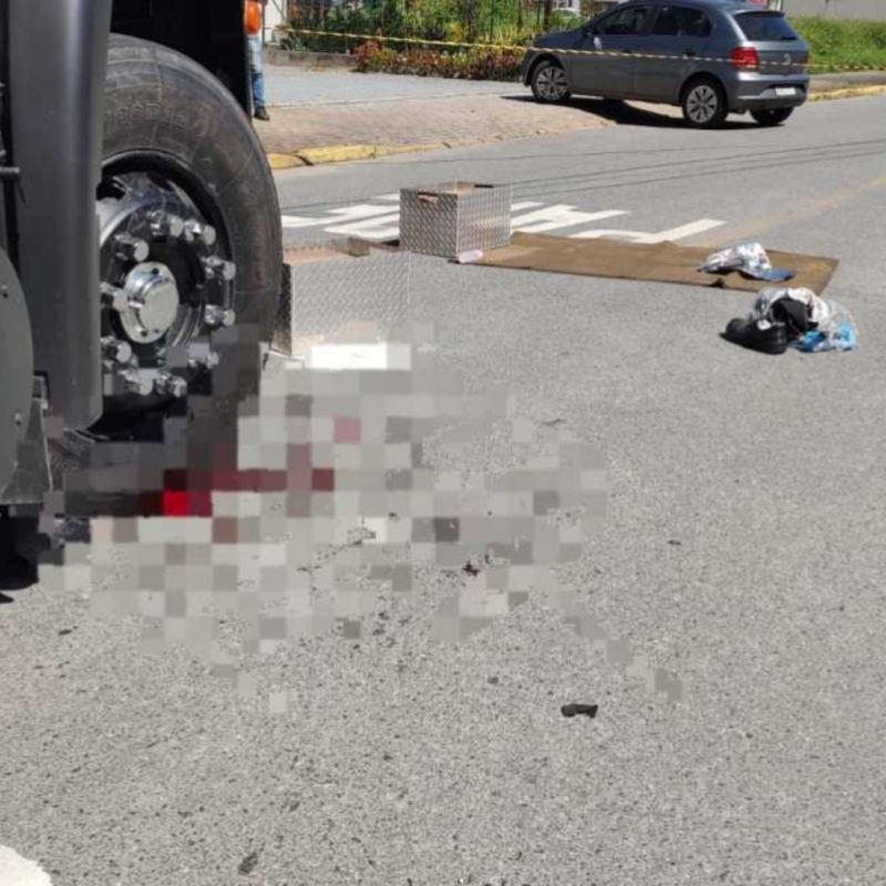 Ciclista fica preso em rodado de caminhão após ser atropelado em Jaraguá do Sul