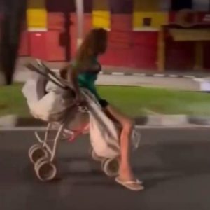 Mulher surpreende ao ultrapassar carro em carrinho de bebê