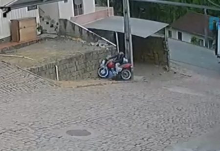 Após tentar fugir da polícia em Ibirama, motociclista colide contra muro e se entrega