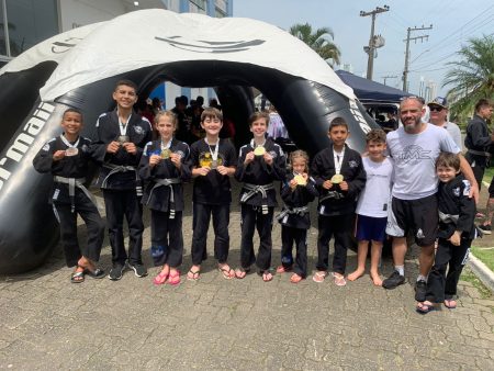 Atletas timboenses conquistam cinco medalhas de ouro no Circuito Catarinense Mormaii 2023 de Jiu-Jitsu