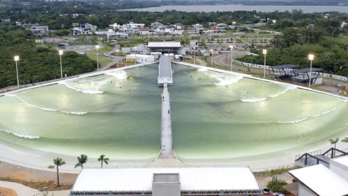 1ª piscina de ondas artificiais do Sul do Brasil é inaugurada no litoral de SC