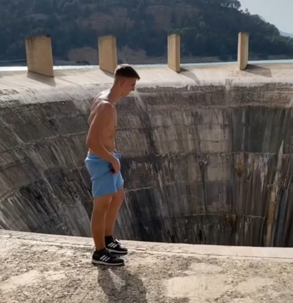 Jovem aventureiro realiza manobra arriscada em vídeo viral de parkour