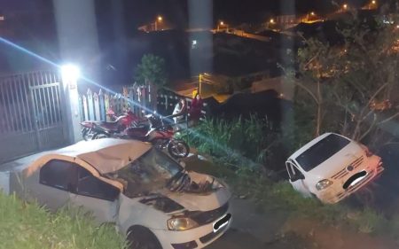 Condutor perde controle de veículo, capota, atinge carro e cai em Ribanceira em Blumenau