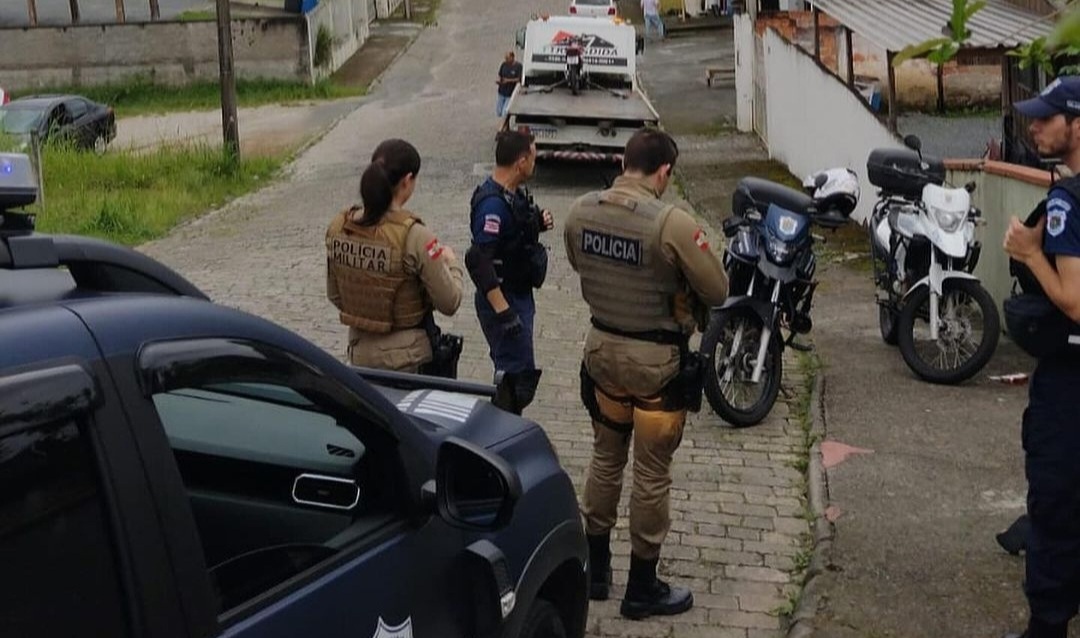 Maconheiro de moto desiste de fugir da Guarda Municipal e acaba sendo abordado em Blumenau