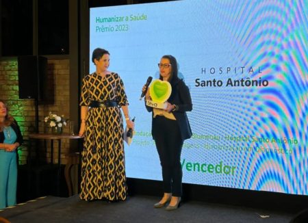 Hospital Santo Antônio, em Blumenau, recebe prêmio por projeto de humanização no diagnóstico pediátrico