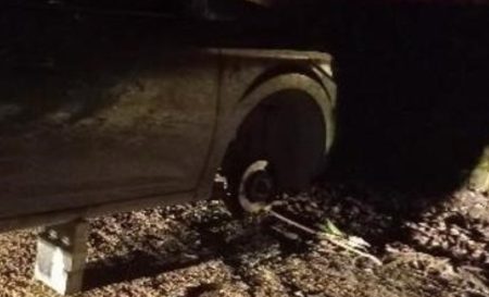 Rodas de veículo são furtadas durante a madrugada na cidade de Timbó 