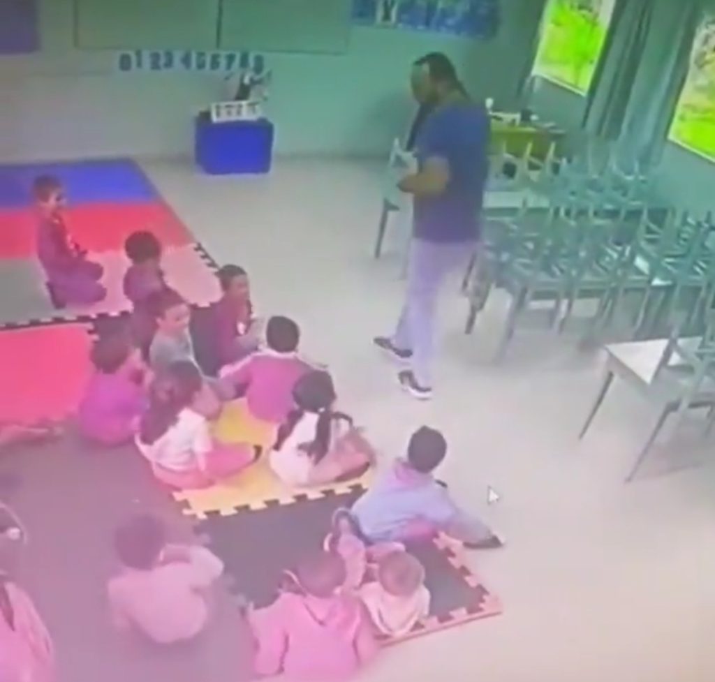 Professor de escola em Taió viraliza após ser gravado contando histórias de formas diferentes