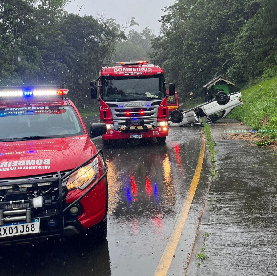 Condutor capota veículo após perder o controle e colidir contra barranco em Jaraguá do Sul