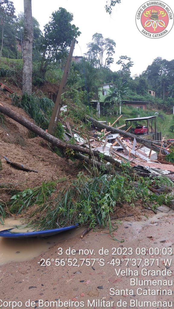 Deslizamento de terra atinge residência e 2 pessoas escapam dos escombros em Blumenau