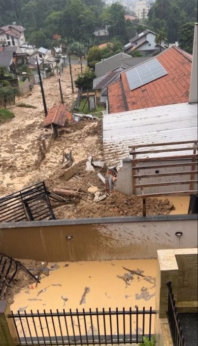 Avalanche de lama atinge casas em Blumenau