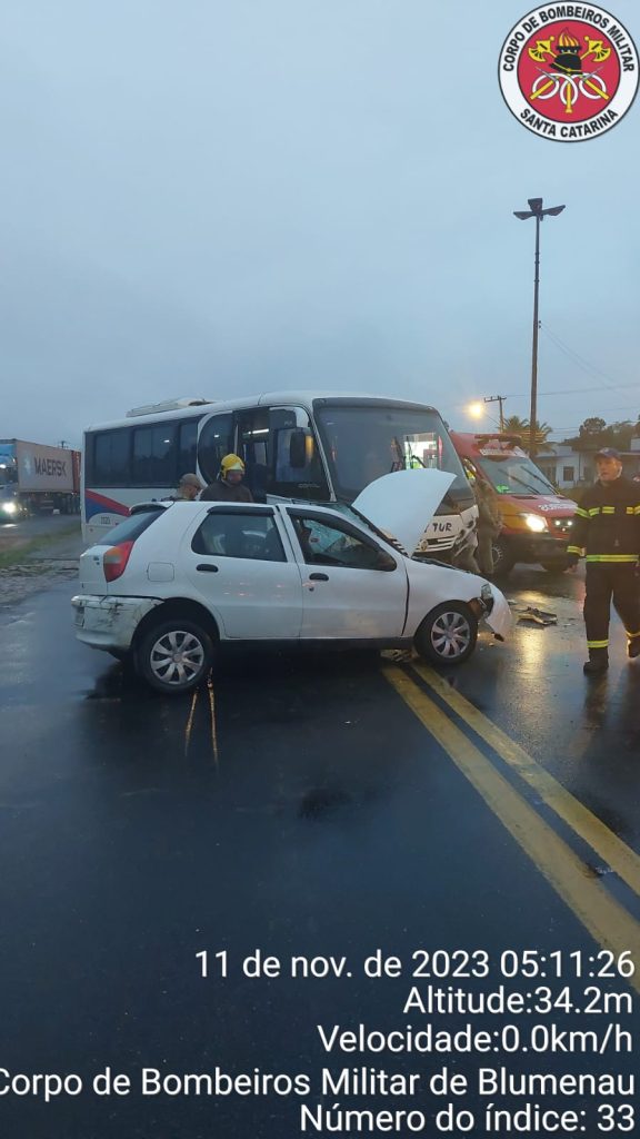 Motorista foge e mulher fica ferida após acidente entre carro e ônibus na BR-470