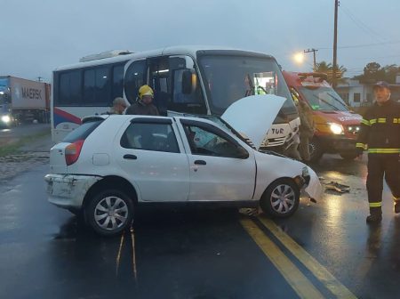 Motorista foge e mulher fica ferida após acidente entre carro e ônibus na BR-470