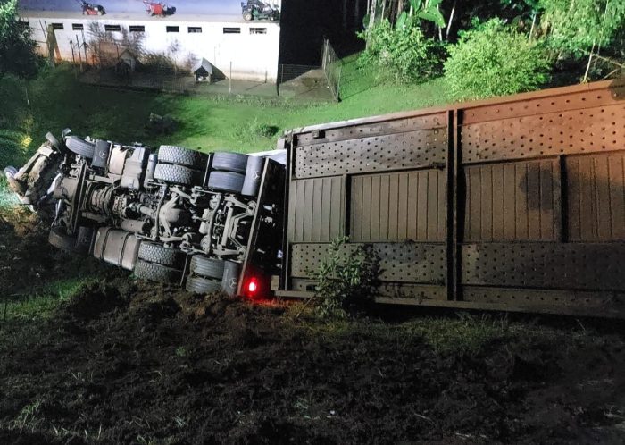 Caminhão cegonha causa engavetamento, tomba e deixa uma vítima fatal na BR-470