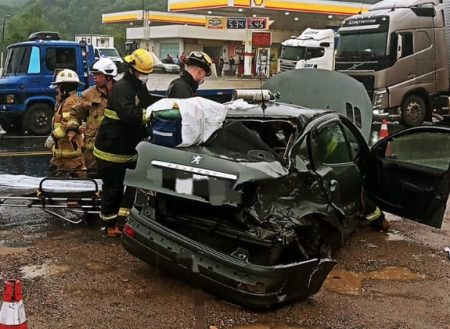 Acidente entre dois veículos e um caminhão deixa uma pessoa ferida e carro destruído na BR-470