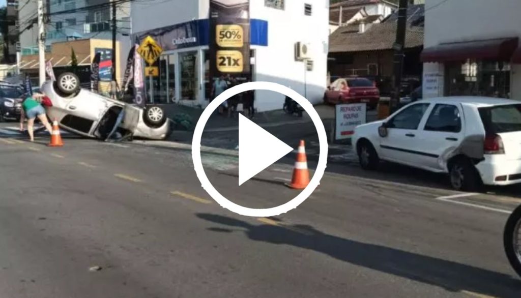 Motorista colide contra veículo estacionado e capota na Velha em Blumenau