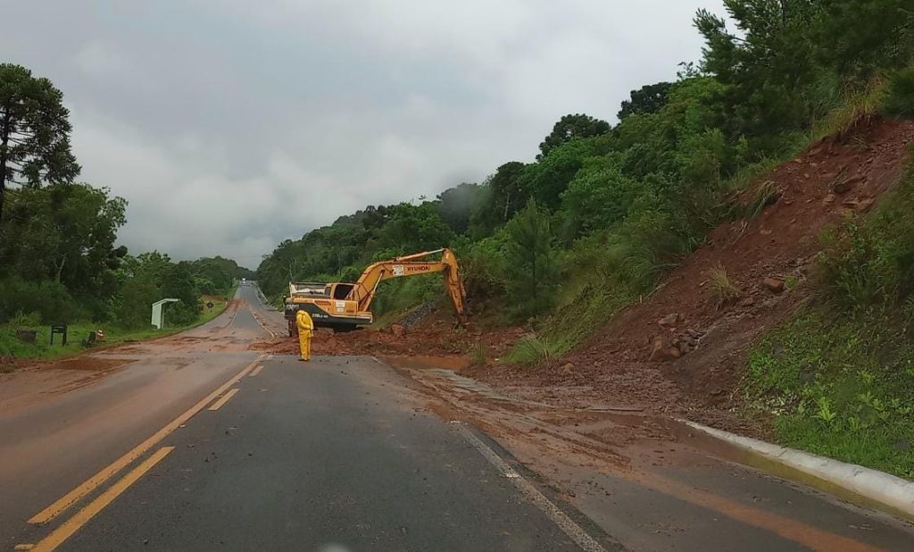 Caos nas rodovias catarinenses: DNIT registra mais de 100 ocorrências em 4 dias de fortes chuvas