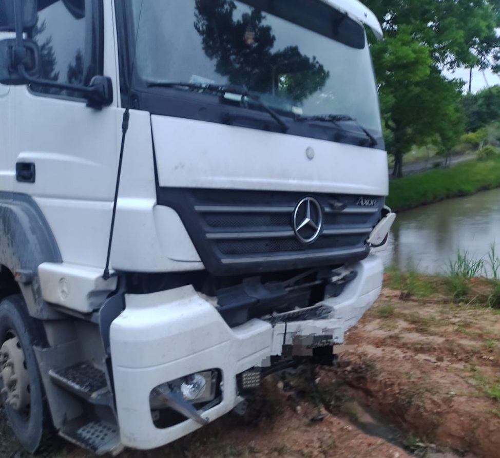 Colisão entre carro e carreta mata condutor e deixa passageiro com graves ferimentos em Ituporanga 