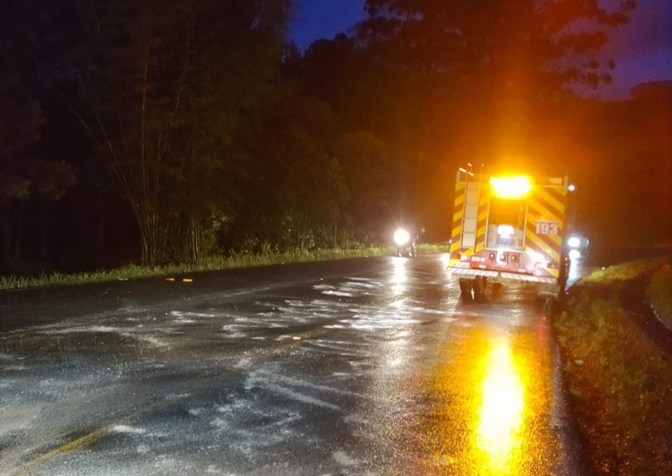 Colisão entre carro e carreta mata condutor e deixa passageiro com graves ferimentos em Ituporanga 