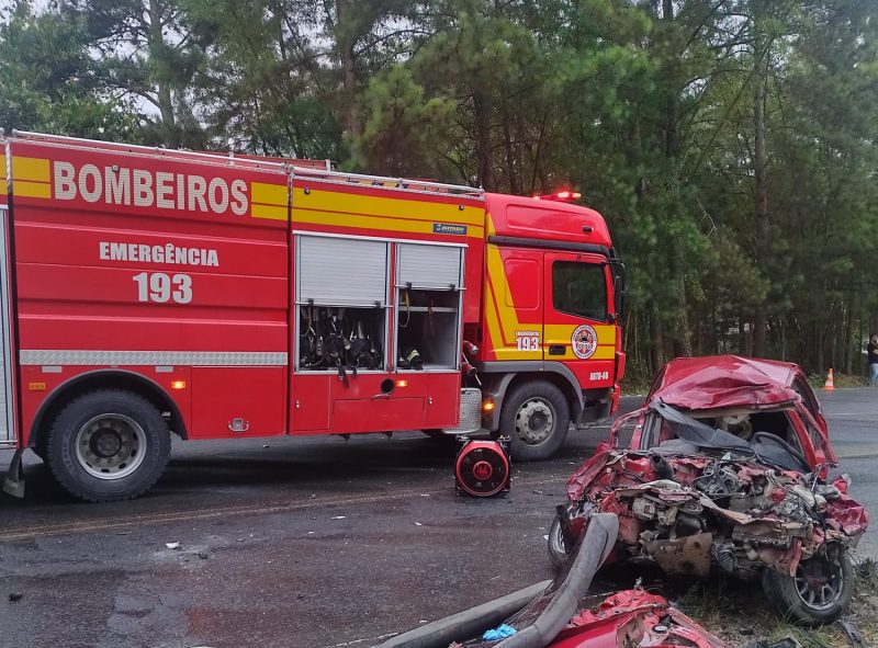 Colisão entre carro e carreta mata condutor e deixa passageiro com graves ferimentos em Ituporanga 