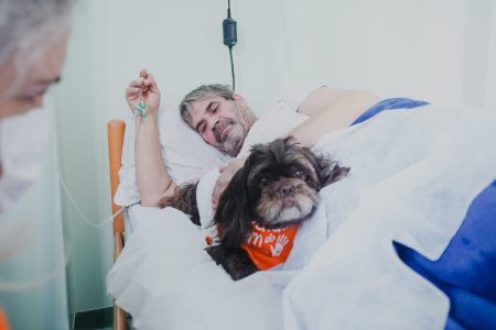 Terapeutas de quatro patas levam alegria a pacientes em tratamento de câncer no Cepon em SC