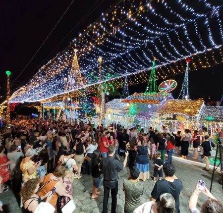 Casa de SC brilha com 870 mil lâmpadas para celebrar o Natal