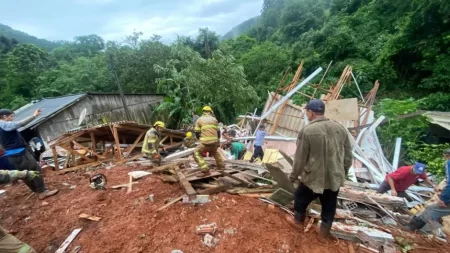 Deslizamento de terra mata mãe e filha soterradas dentro de casa