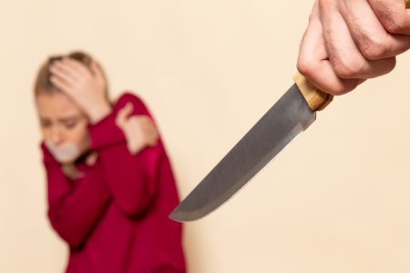 Homem ataca ex-mulher a facadas em plena luz do dia em Timbó