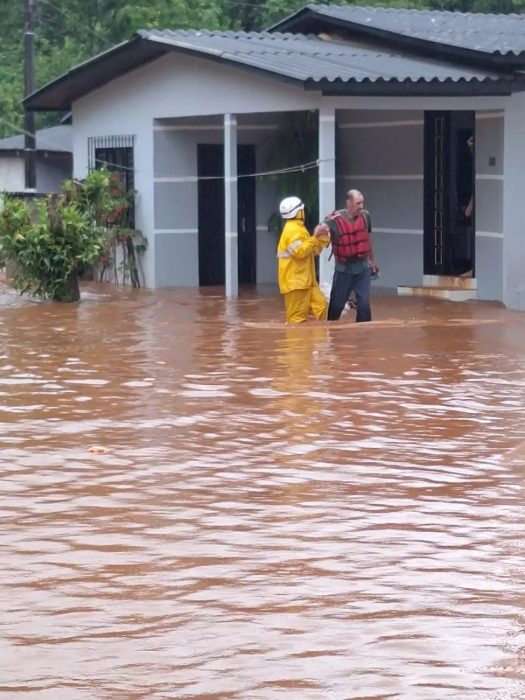 Ciclone extratropical traz chuvas intensas e deixa cidades catarinenses debaixo d’água