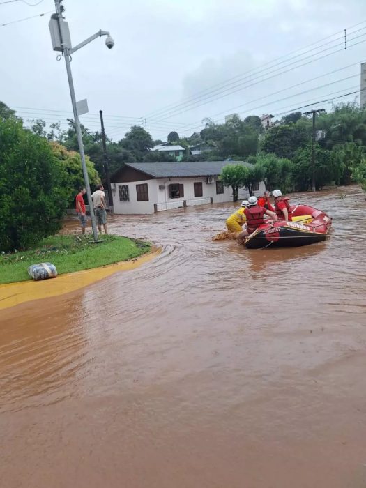 Ciclone extratropical traz chuvas intensas e deixa cidades catarinenses debaixo d’água