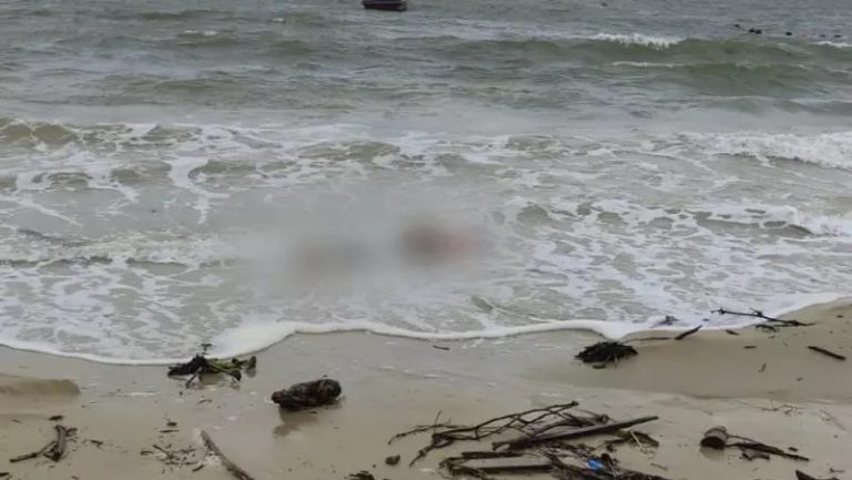 Corpo de homem não identificado é encontrado no mar em BombinhasCorpo de homem não identificado é encontrado no mar em Bombinhas