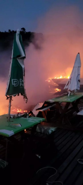 VÍDEO: Bar flutuante é atingido por incêndio no Caixa D’Aço, em Porto Belo