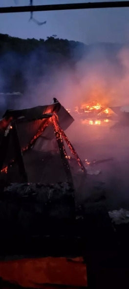 VÍDEO: Bar flutuante é atingido por incêndio no Caixa D’Aço, em Porto Belo