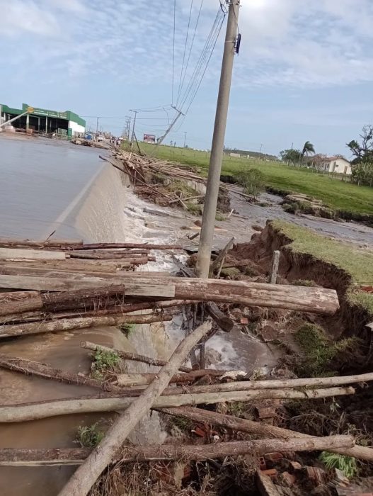 Lago de extração de areia rompe e causa inundações em cidade catarinense
