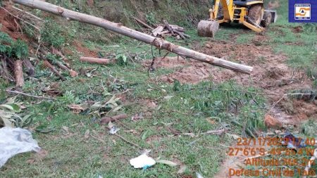 Trabalhador atingido por árvore durante serviço em Taió tem suspeita de fratura nas pernas e costelas 