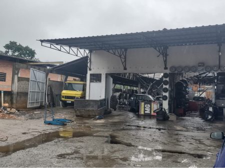 Galpão de borracharia em Blumenau é destruído após pegar fogo no final da madrugada