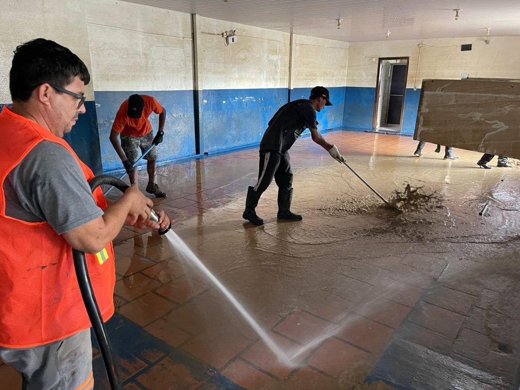 Trabalhos de limpeza em Rio do Sul é auxiliado pela equipe da Prefeitura de Jaraguá