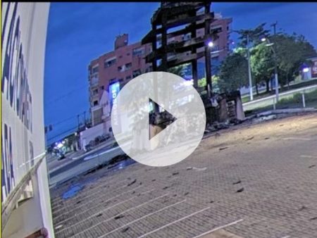 Dupla de moto incendeia Estátua da Liberdade da Havan; Luciano Hang oferece R$ 100 mil por informações