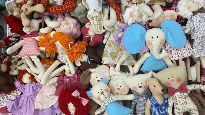 Instituições de Gaspar e Blumenau recebem 390 amigurumis e bonecas de pano feitos por artesãs voluntárias