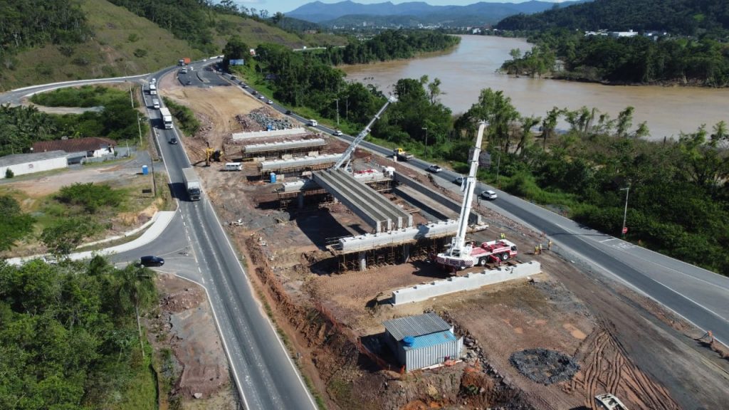 DNIT alerta para operações de PARE e SIGA na BR-470, em Gaspar, até sexta-feira 