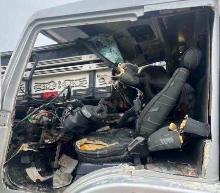 Condutor fica preso às ferragens após engavetamento com 4 veículos na BR-470, em Blumenau 