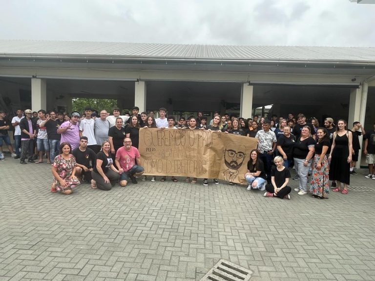 Manifestação de alunos e professores é realizada em Indaial pela permanência do diretor escolar