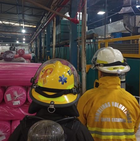 Princípio de incêndio em empresa de Indaial é contido pelos bombeiros voluntários 