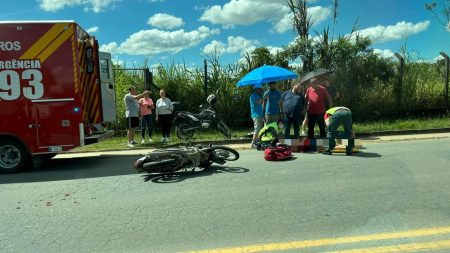 Mulher é levada ao pronto-socorro do Hospital OASE após colidir contra carro em Timbó
