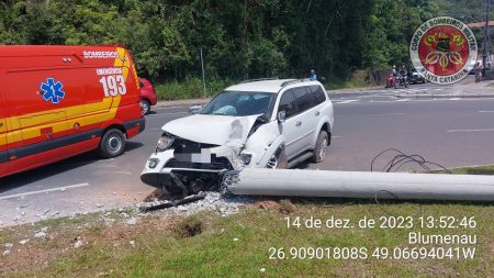 Acidente em Blumenau: colisão de veículo contra poste de iluminação deixa 1 ferido