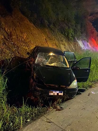 Condutor foge após colidir contra veículo durante a noite em Timbó 