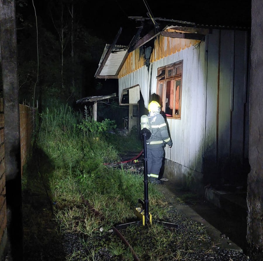 Bombeiros utilizam cerca de 500 litros de água para extinguir incêndio em residência de Blumenau 