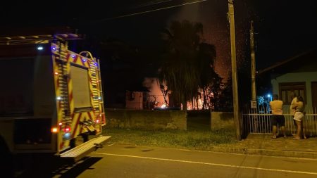 Incêndio em residência de Indaial mobiliza os Bombeiros Voluntários durante a madrugada 