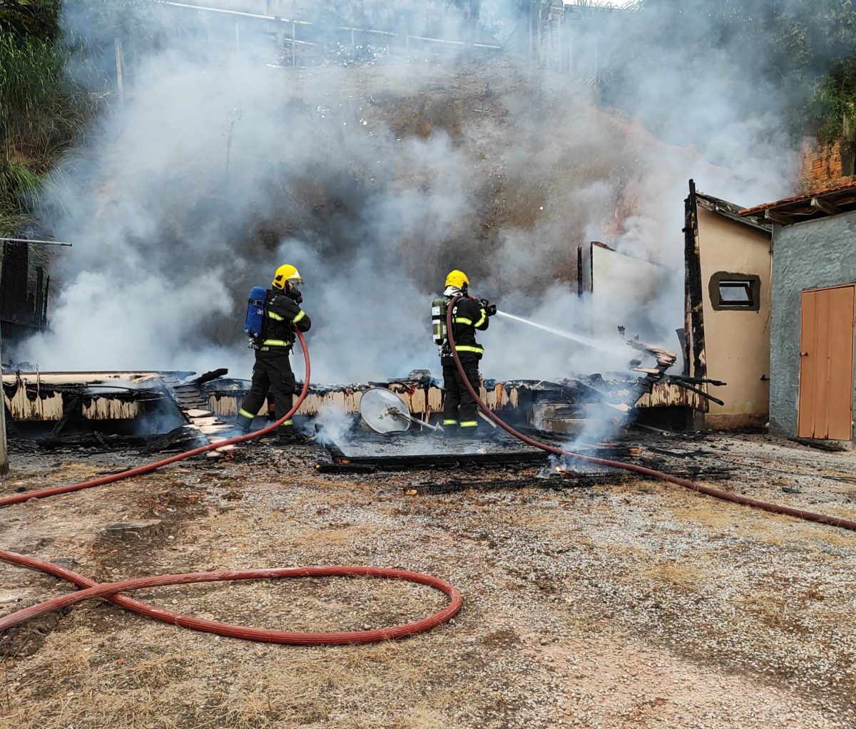 Residência de madeira fica destruída após pegar fogo em Gaspar

